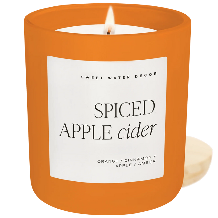 Brennende Spiced Apple Rider Sojawachskerze von Sweet Water Decor vor weißem Hintergrund