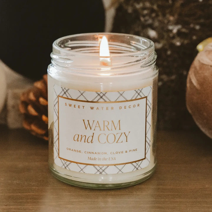 Warm and Cozy Duftkerze mit elegantem goldverziertem Etikett - Sweet Water Decor
