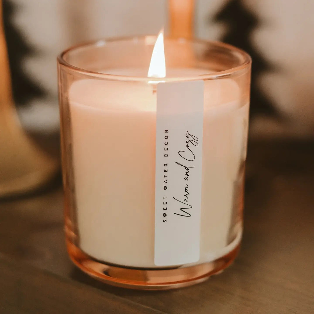 Warm and Cozy Sojawachskerze in getöntem Glas von Sweet Water Decor