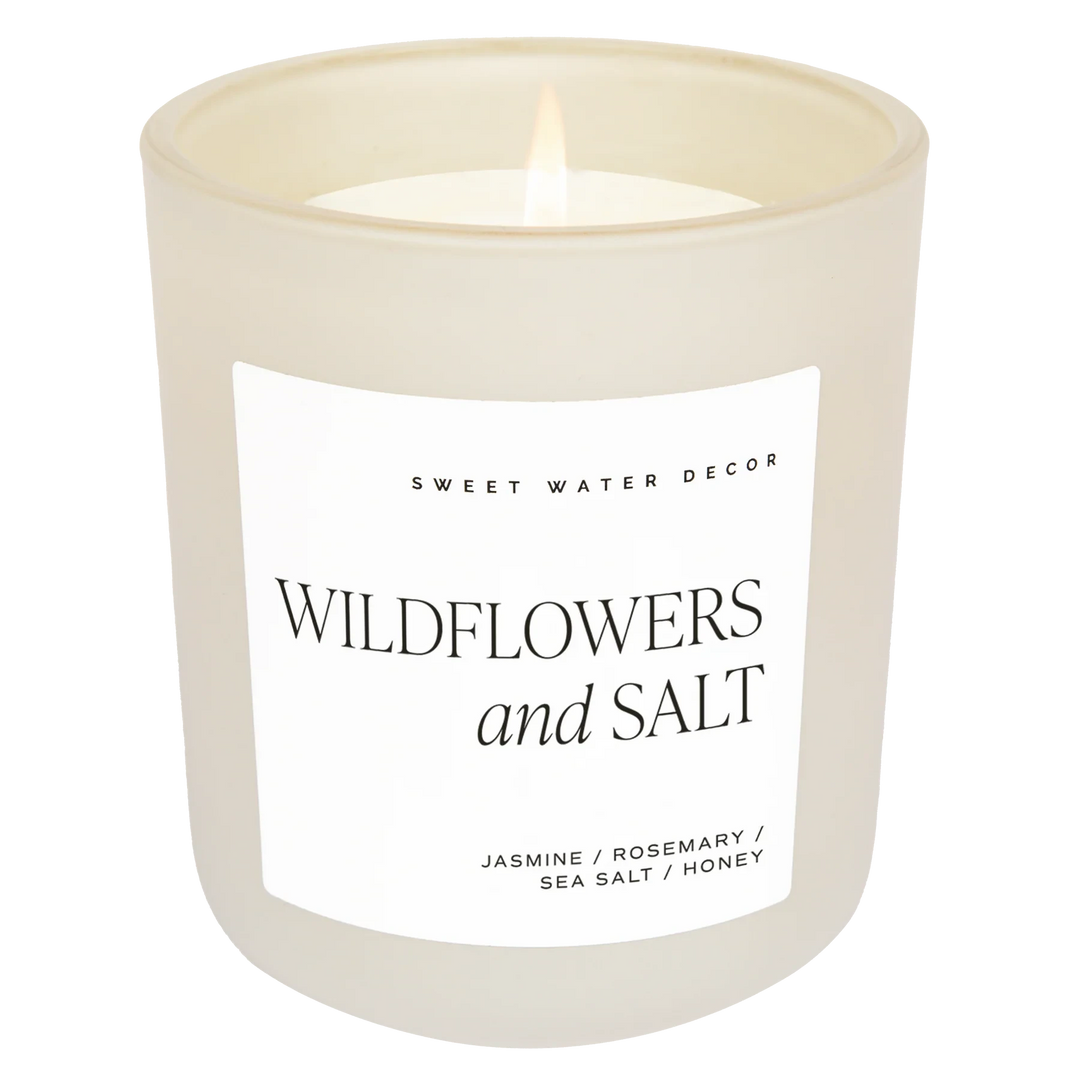 Duftkerze Wildflowers and Salt von Sweet Water Decor vor transparentem Hintergrund. North Glow