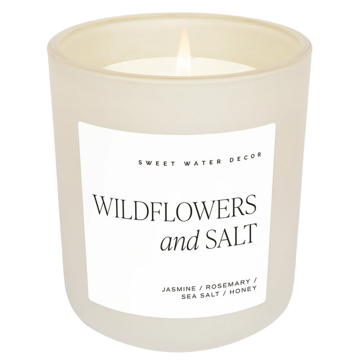 Duftkerze Wildflowers and Salt von Sweet Water Decor vor transparentem Hintergrund.