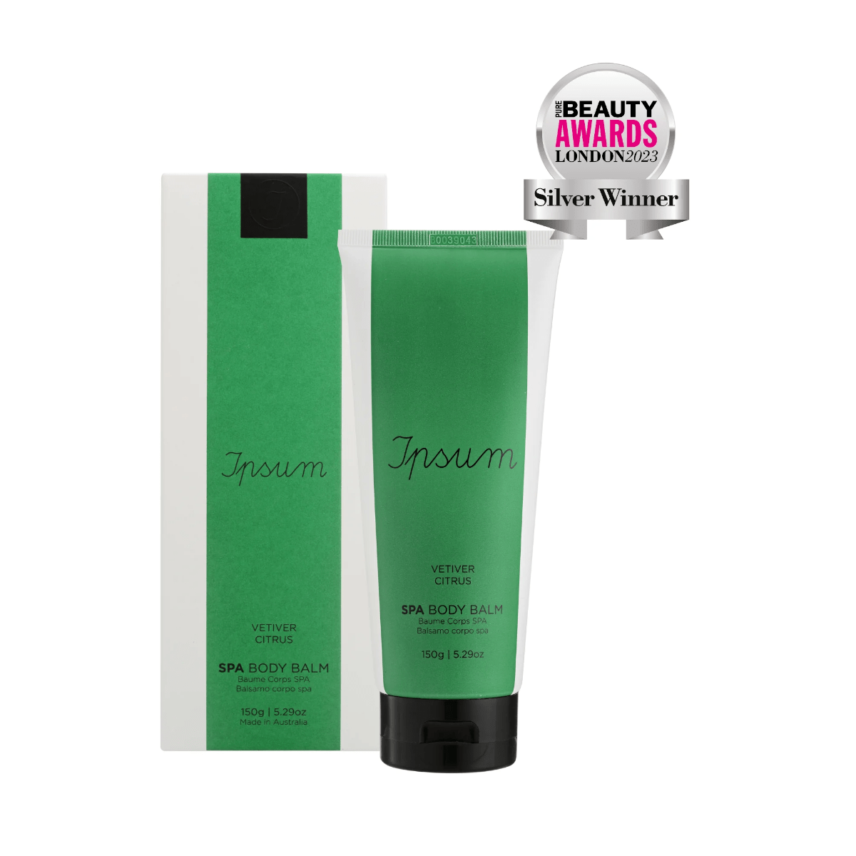 Grüne Tube mit blaumen Deckel Ipsum Spa Body Balm steht neben der Verpackung vor weißem Hintergrund.