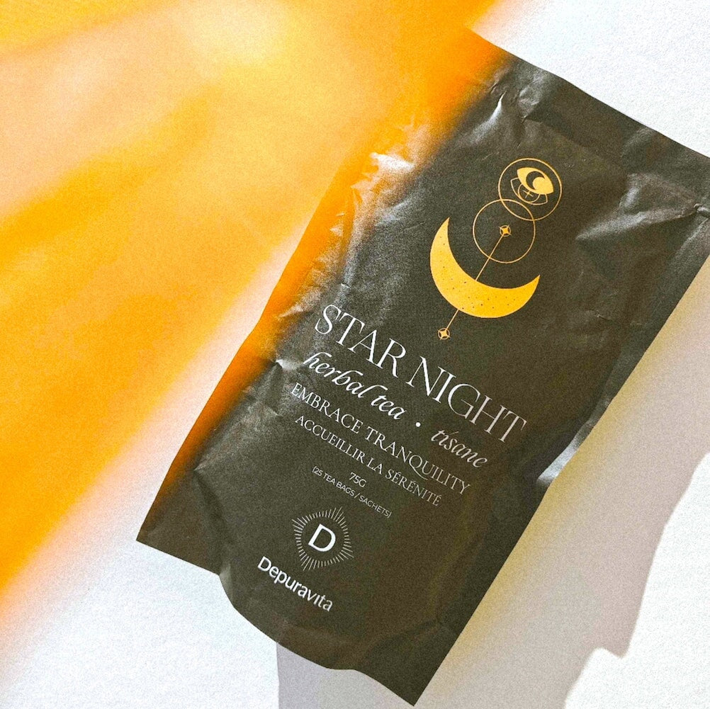 Depuravita Star Night Teepackung aus der Vogelperspektive mit Lichtreflexen.
