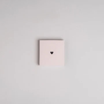 Streichholschachte let's get cozy mit der Herzseit nach oben liegend aus der Vogelperspektive.