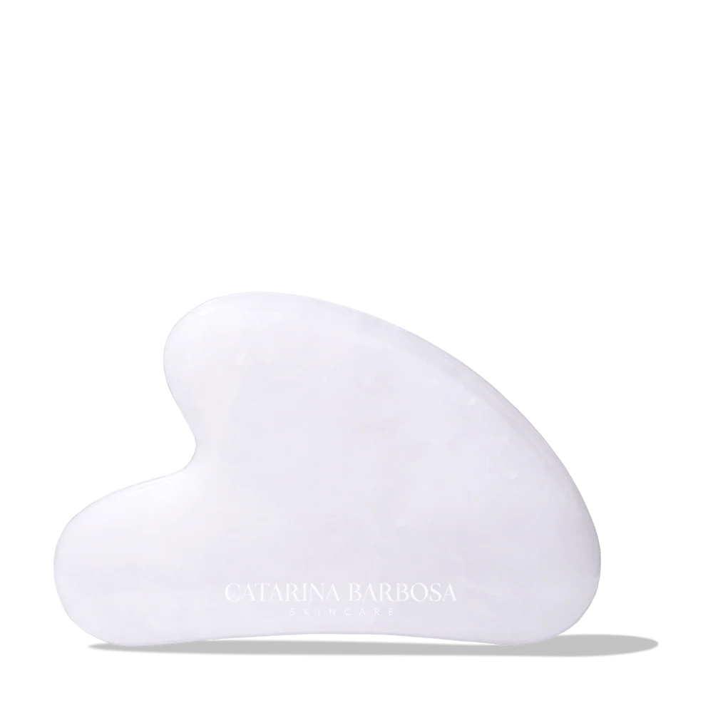 Gua Sha Massage-Tool aus weißem Jade zur Gesichtsmassage und Lymphdrainage - The Amalia Glow 
Set von Catarina 
Barbosa