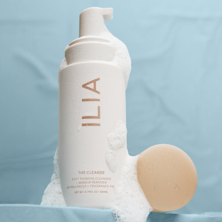 An einer ILIA The Cleanse Pumpflasche fließt Schaum herunter.