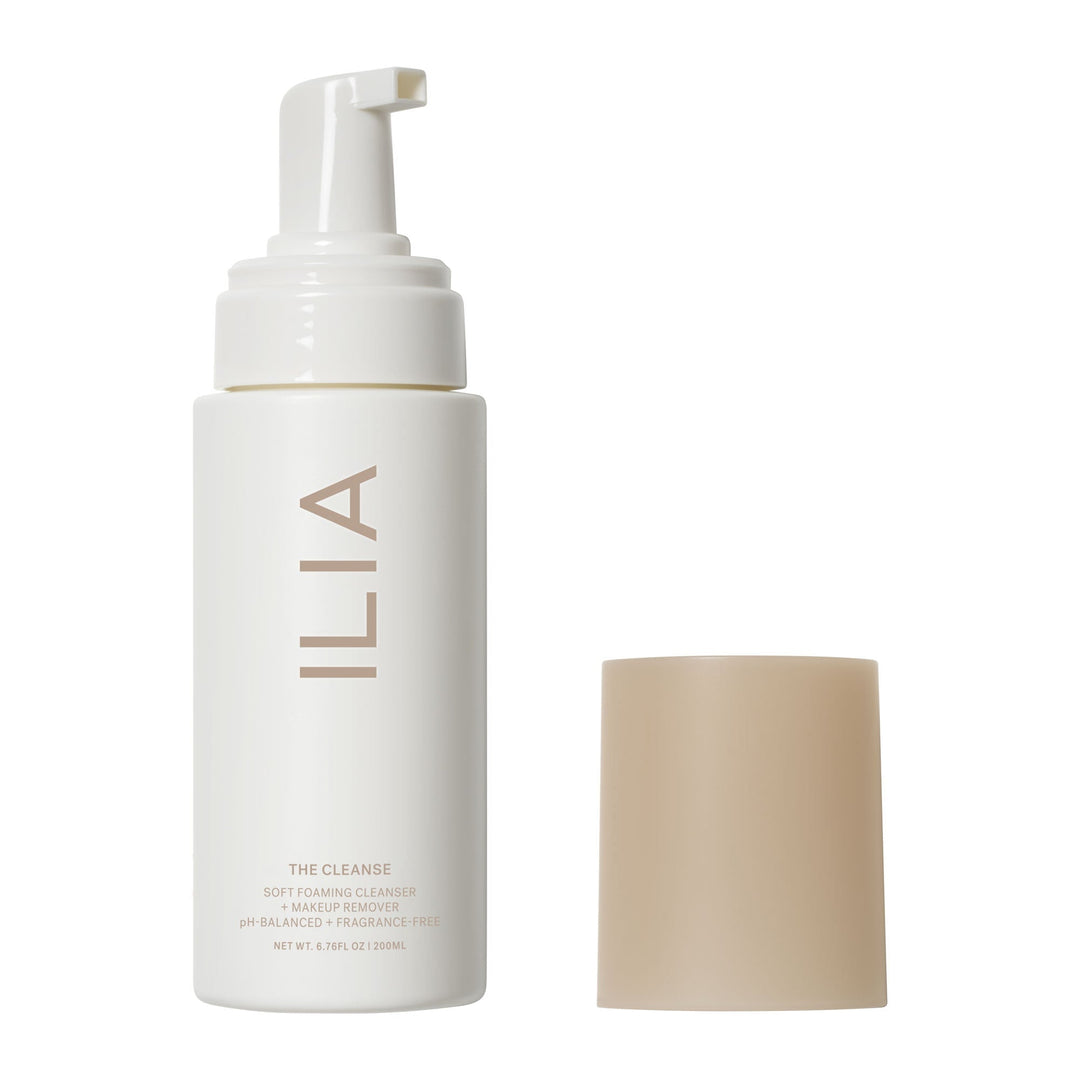 Offene  ILIA The Cleanse Pumpflasche steht neben dem Deckel vor weißem Hintergrund. North Glow