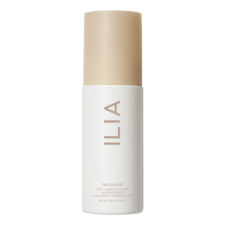  ILIA The Cleanse Pumpflasche steht vor weißem Hintergrund.