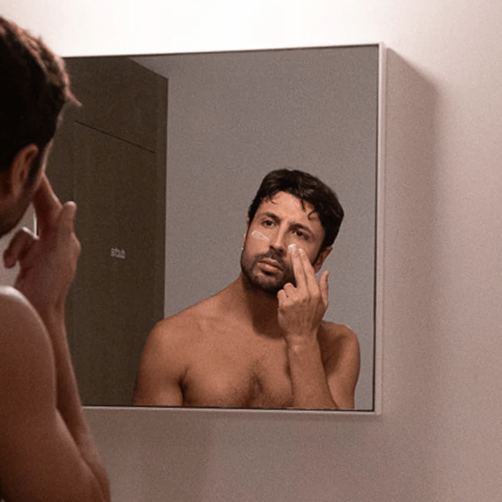 Anwendung des normal mencare Hyaluronic Moisturisers – sanftes Einmassieren in die Haut North Glow