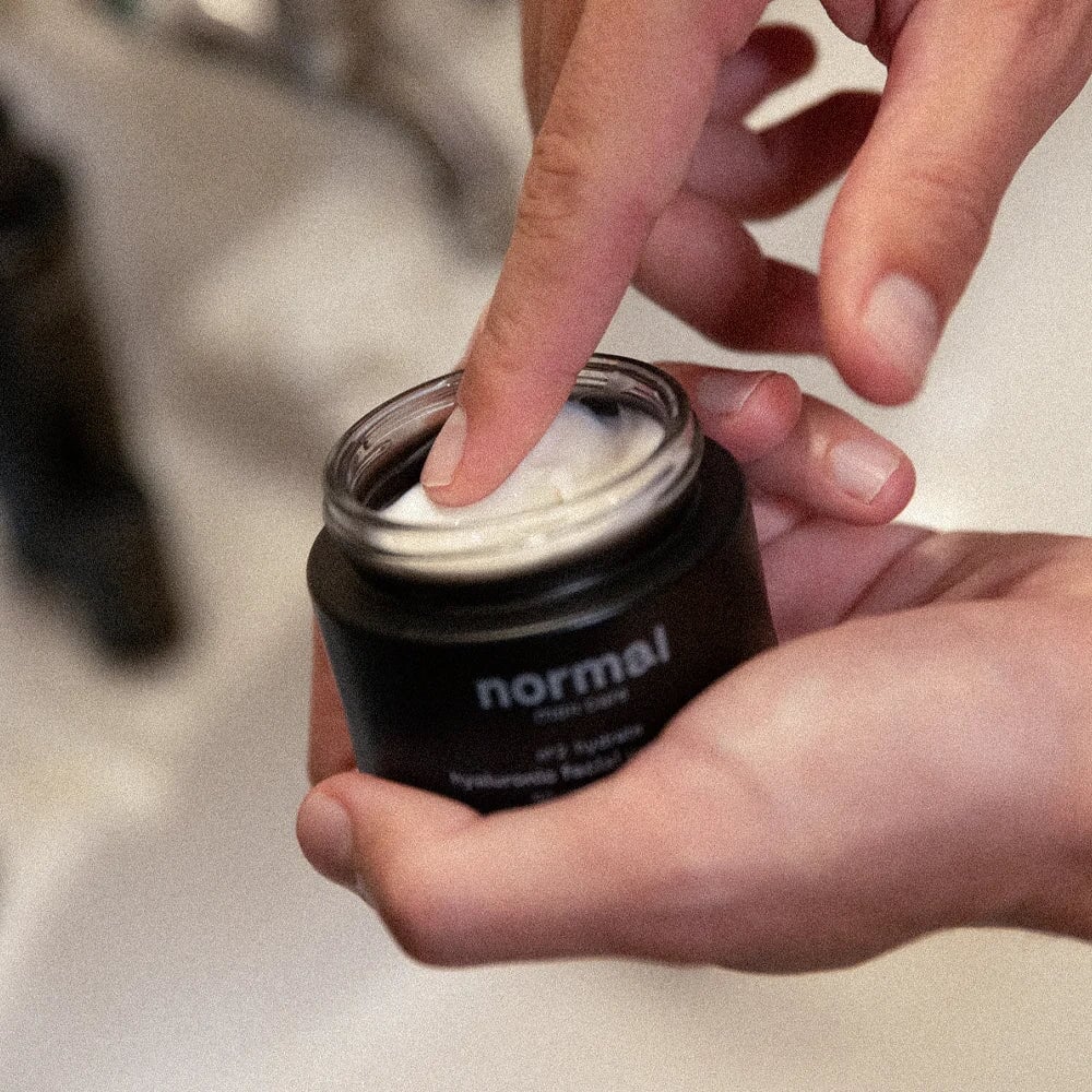 Creme im Tiegel – leichte, schnell einziehende Textur des Hyaluronic Moisturisers normal mencare