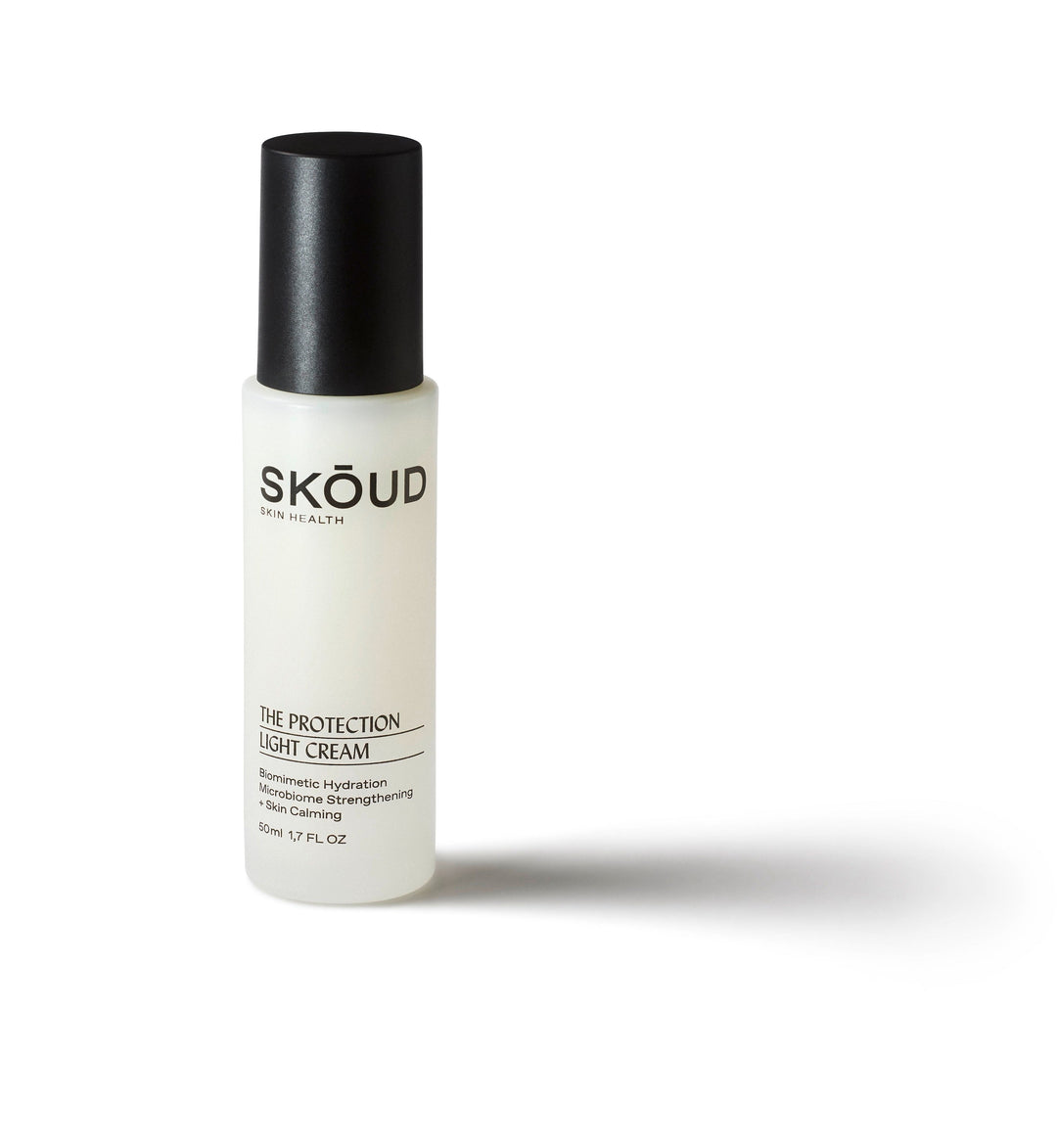 SKŌUD The Protection Light Cream Pumpflasche mit schwarzem Deckel steht vor weißem Hintergrund.