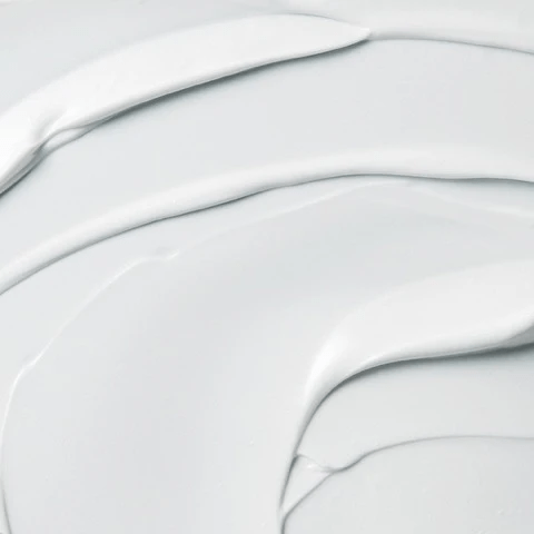 Weiße Creme in Nahaufnahme als Texturbeispiel für SKŌUD The Protection Light Cream. North Glow