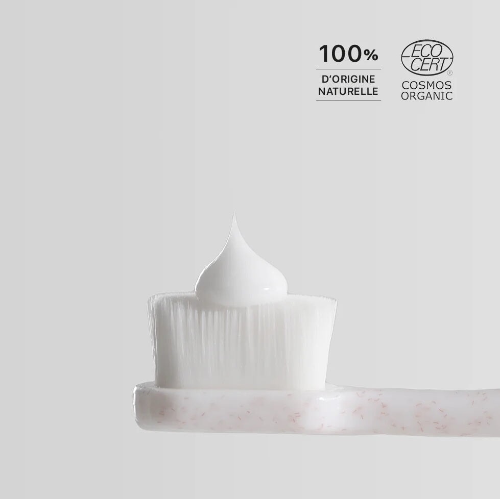 Texturbeispiel der Zahnpasta von the smilist auf dem rosafarbenem Zahnbürstenkopf.