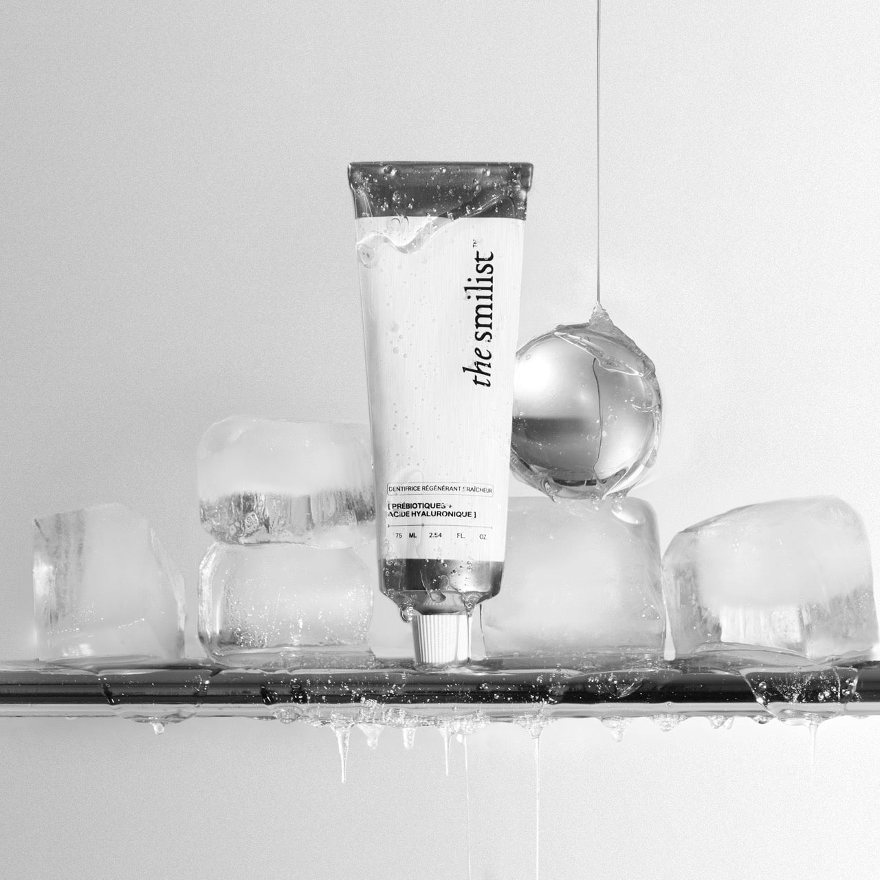 Zahnpastatube the smilist steht vor Eiswürfeln.