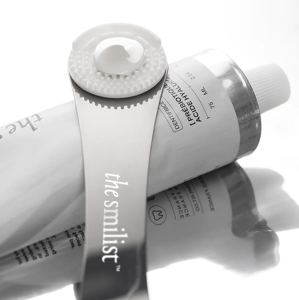 the smilist Zungenschaber liegt auf einer the smilist Zahnpastatube.