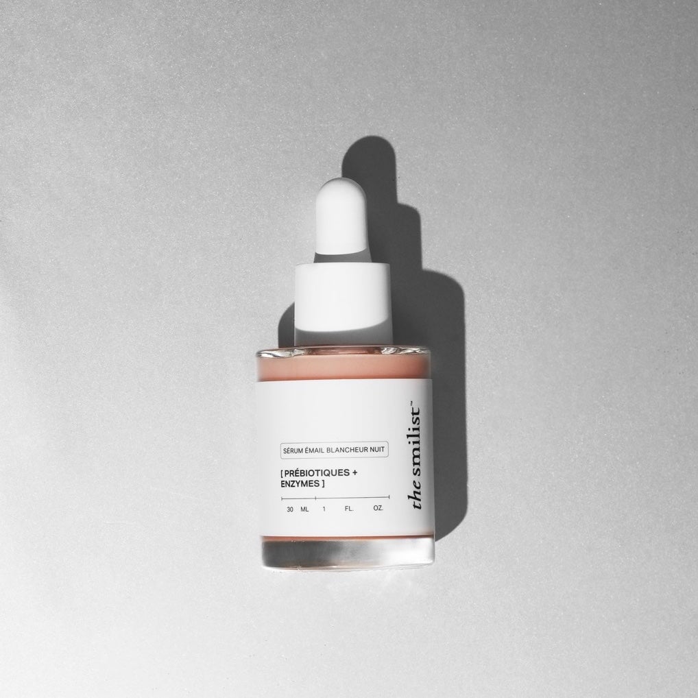 Aufhellendes und stärkendes Übernacht-Serum von The Smilist