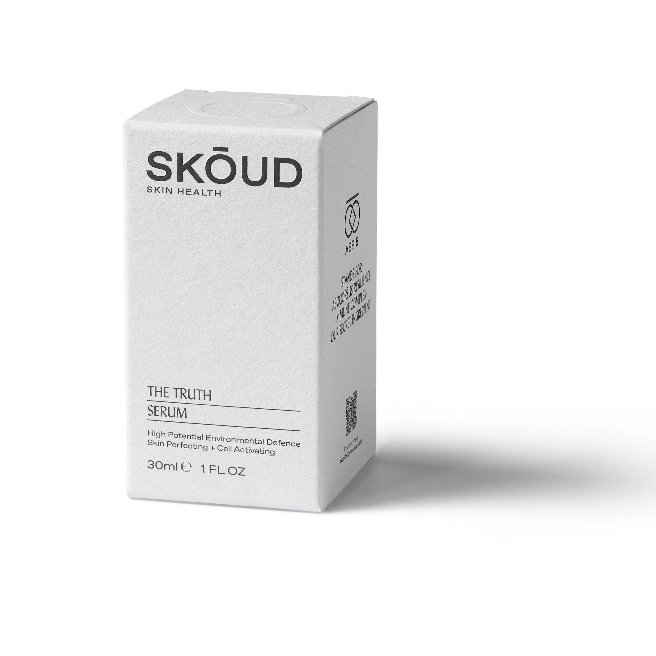 SKŌUD Cosmetics The Truth Serum weiße Verpackung steht vor weißem Hintergrund.