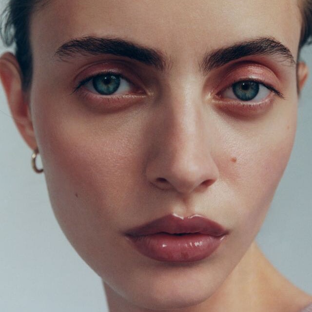 Tinted Beauty Potion Acanthe auf Lippen und Wangen – natürlicher mauvebrauner Farbton mit taufrischem Finish.