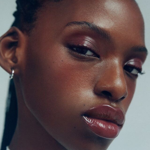 Nahaufnahme - Tinted Beauty Potion Acanthe auf Lippen und Wangen – natürlicher mauvebrauner Farbton mit taufrischem Finish.