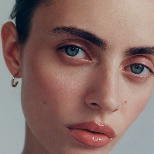 Tinted Beauty Potion Hoya auf Lippen und Wangen – zarter Pfirsichrosa-Ton mit natürlichem, frischem Glow und seidigem Finish.