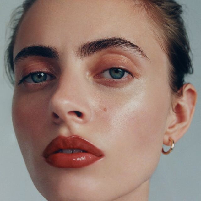 Tinted Beauty Potion Kagero auf Lippen und Wangen – warmer Braunton mit rötlicher Nuance und sanftem, taufrischem Glow.