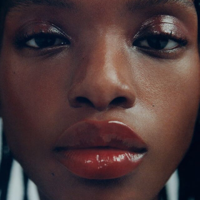 Nahaufnahme - Tinted Beauty Potion Kagero auf Lippen und Wangen – warmer Braunton mit rötlicher Nuance und sanftem, taufrischem Glow.