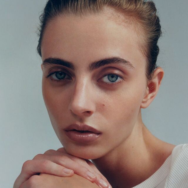 Tinted Beauty Potion Kisuge auf Lippen und Wangen – natürlicher rosig-brauner Farbton mit taufrischem Finish und seidigem Glow.