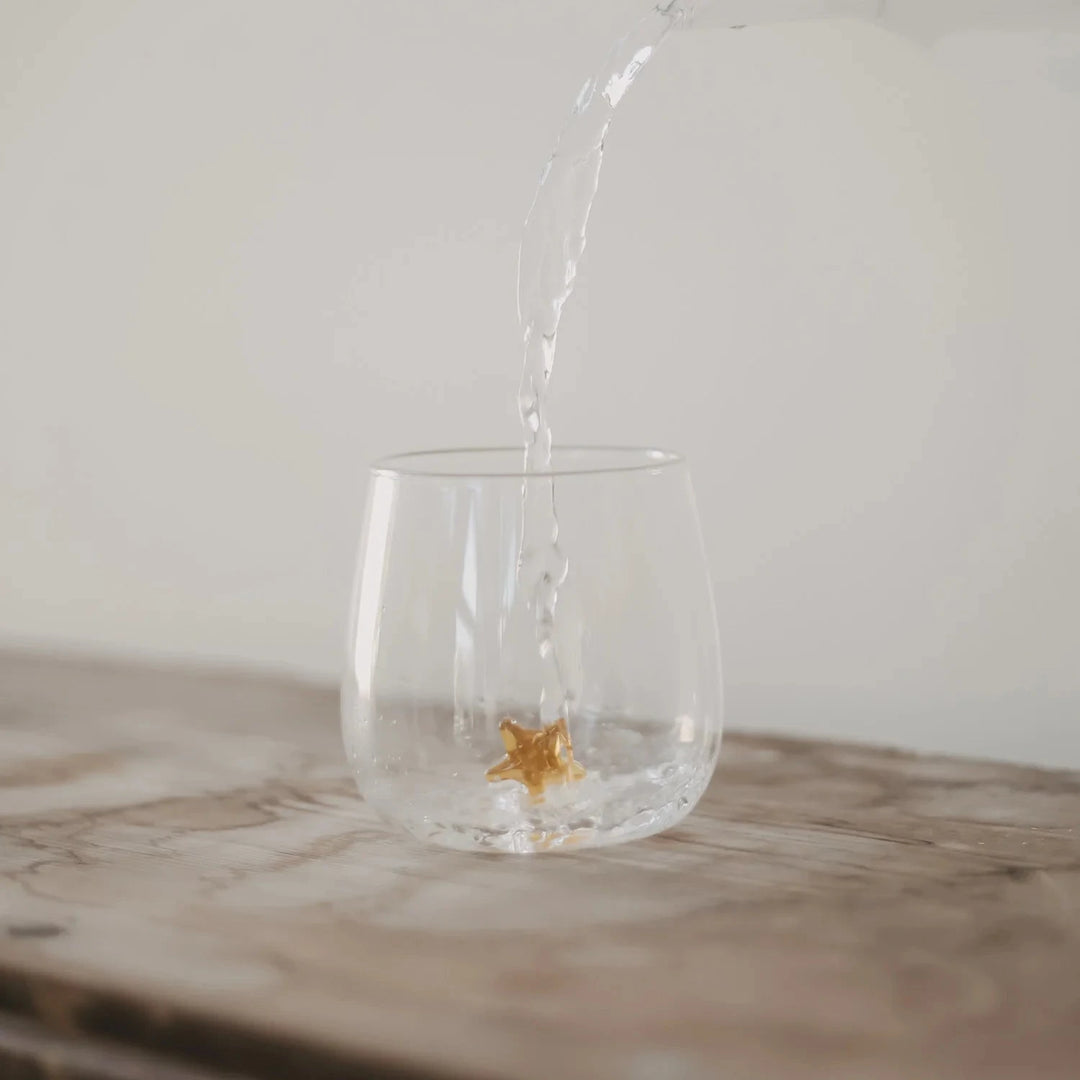 Trinkglas Sternfigur von Eulenschnitt wird mit Wasser gefüllt.