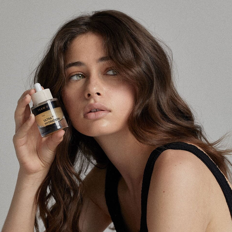 Frau trägt das TEAM DR JOSEPH Ultra Hydration Serum auf die Haut auf – intensive Feuchtigkeitspflege
