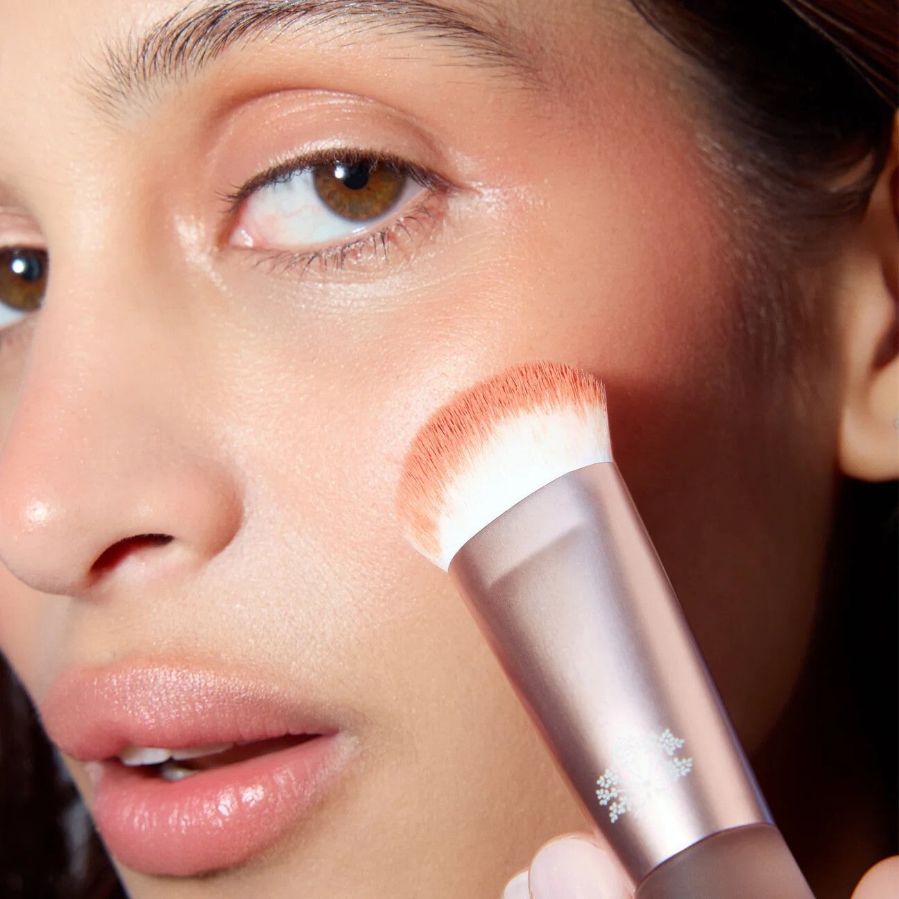 Odacité Brush beim Auftragen von Cream Blush auf die Haut – gleichmäßiger Teint mit Glow