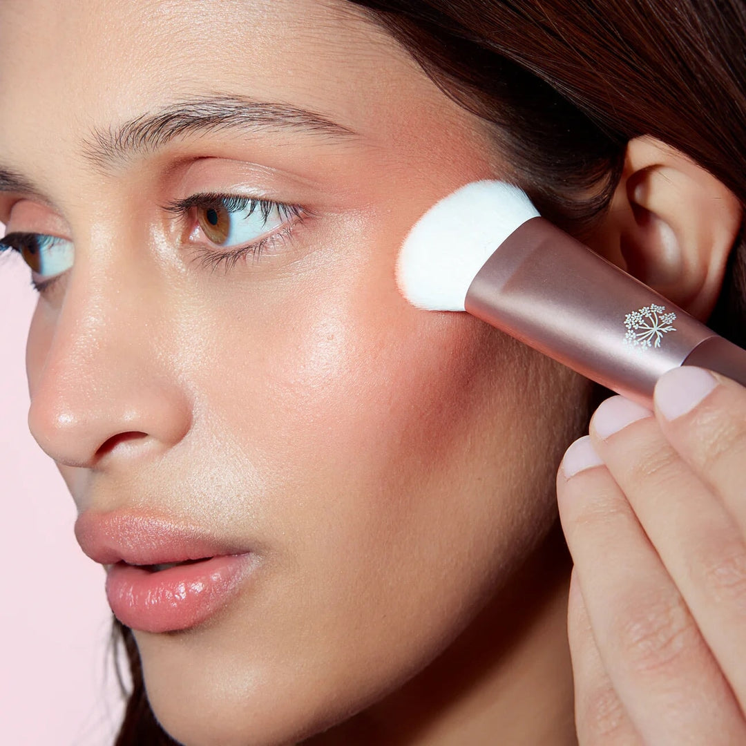 Make-up-Pinsel von Odacité in Nahaufnahme – weiche Synthetikhaare für streifenfreies Finish North Glow