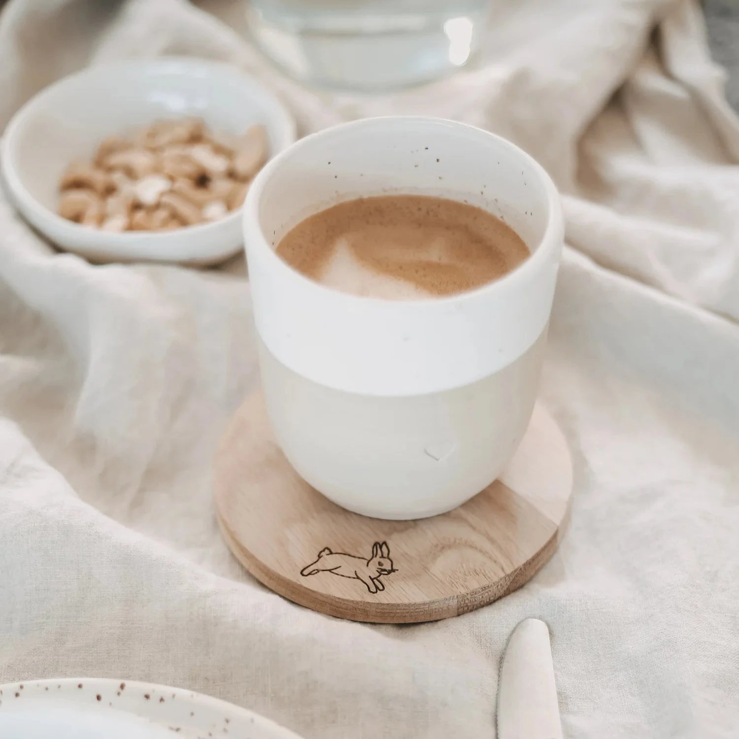 Untersetzer Kaninchen von Eulenschnitt, mit Kaffeetasse.