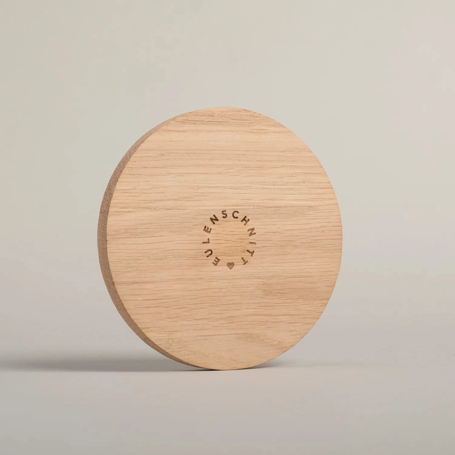 Untersetzer aus Eiche mit Gravur Eulenschnitt.