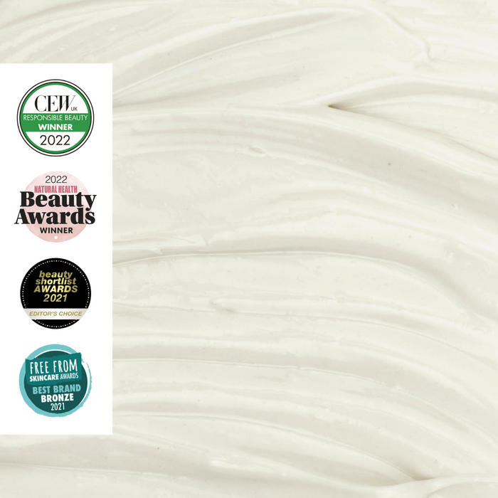 Textur des Face Moisturisers mit Auszeichnungssiegeln auf linker Seite 