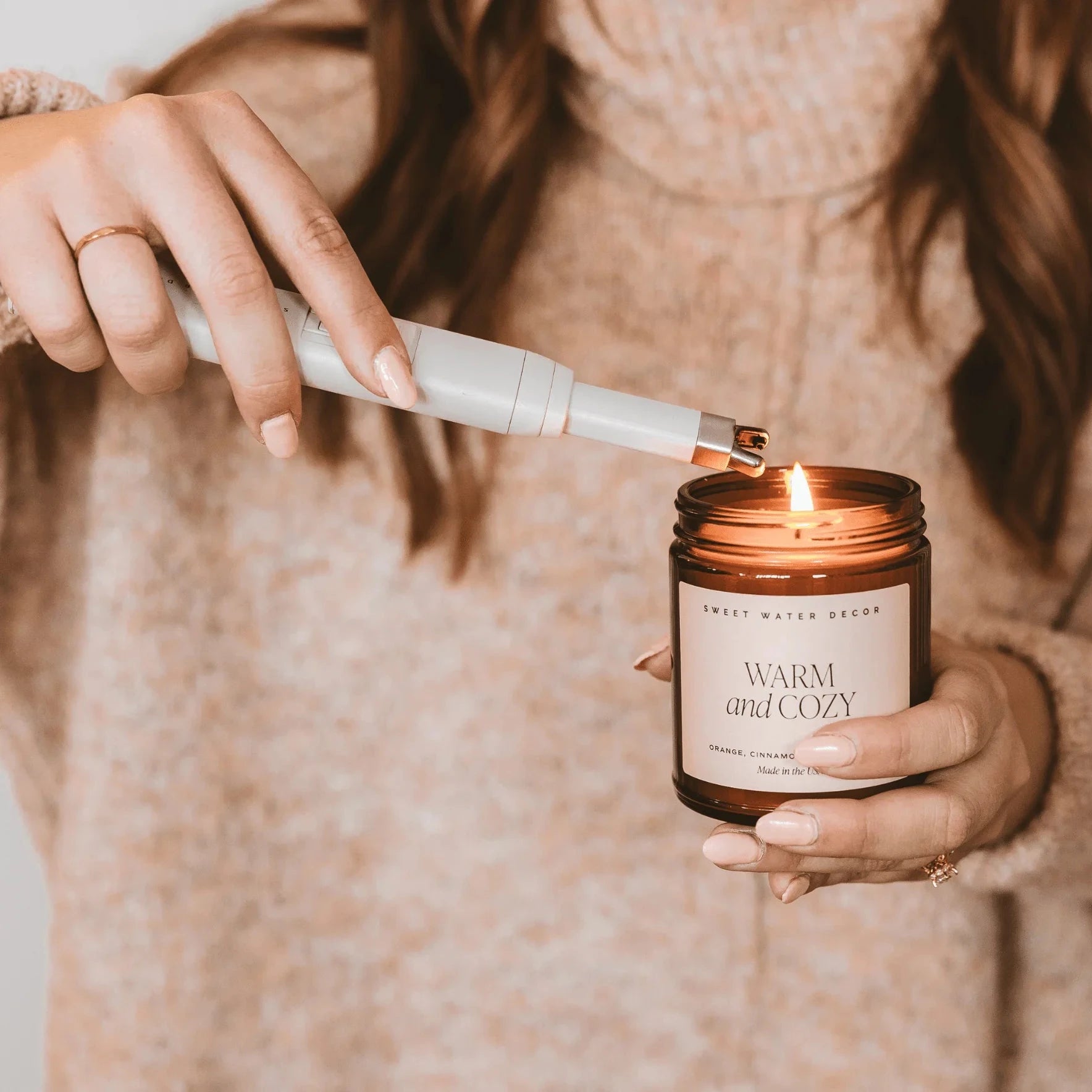 USB rechargable Feuerzeuge SWEET WATER DECOR zündet eine Kerze Warm and Cozy an.