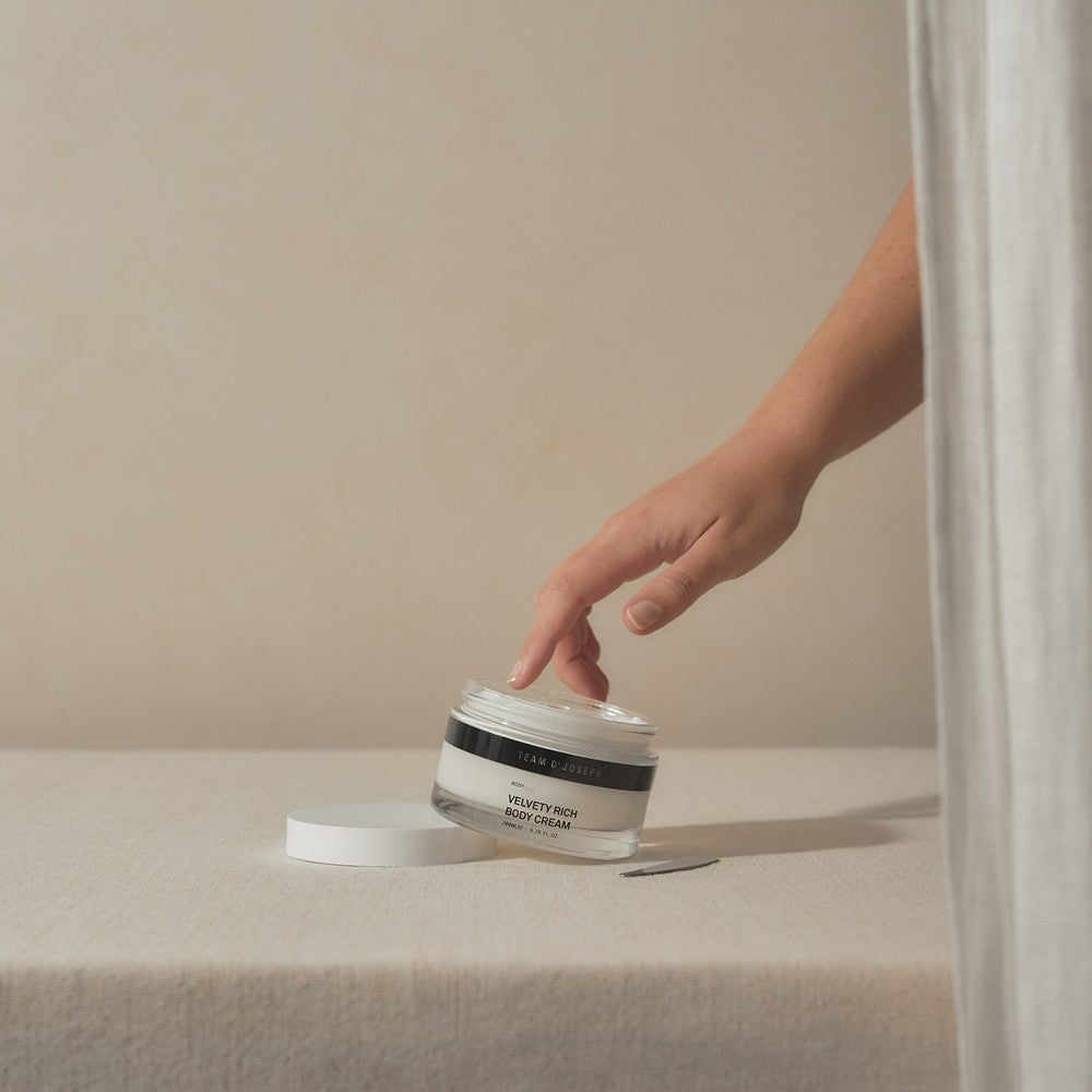 Anwendung der Team Dr Joseph Körpercreme – verwöhnende Naturpflege für samtweiche Haut North Glow