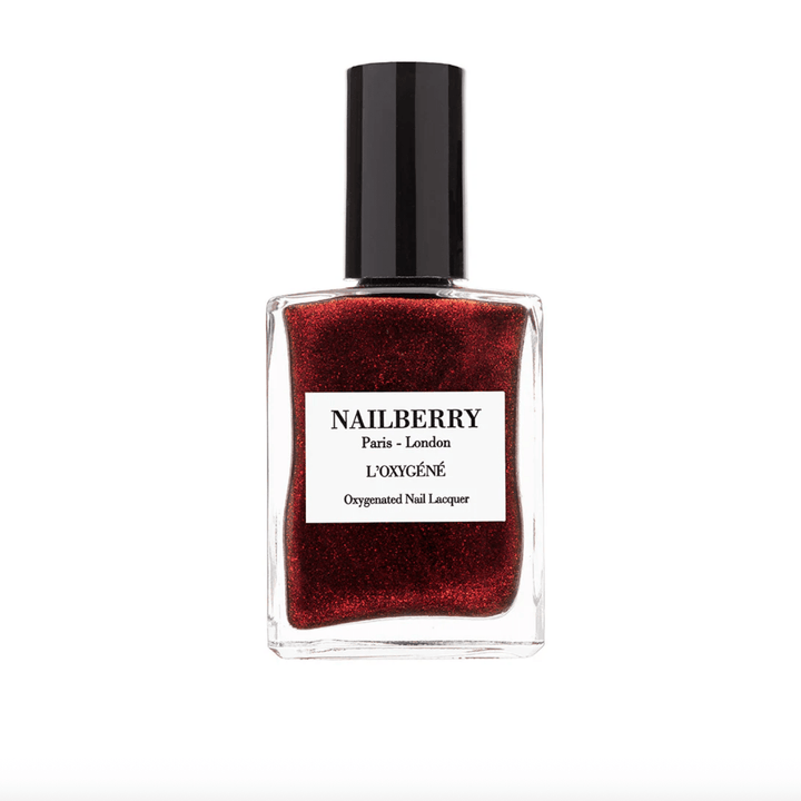 Very Merry Merlot – perlglänzender burgunderroter Nagellack im Rot-Schwarz-Ton mit dewy Glanz und langanhaltendem Finish.