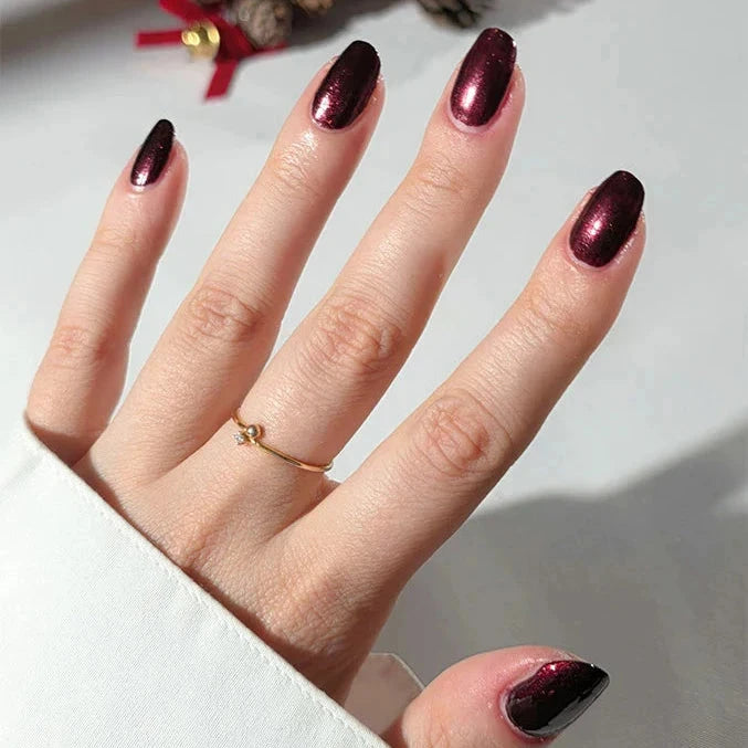 Very Merry Merlot aufgetragen auf Nägeln – intensiver, funkelnder Burgunder-Ton mit edlem Glanz und luxuriösem Finish.