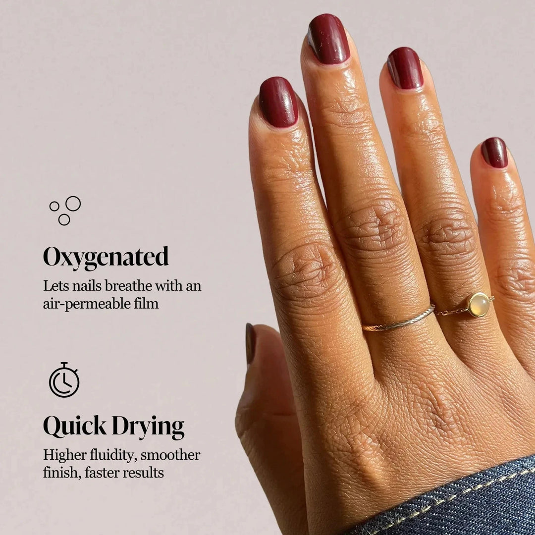 Very Merry Merlot aufgetragen auf Nägeln – intensiver, funkelnder Burgunder-Ton mit edlem Glanz und luxuriösem Finish mit Informationen. North Glow