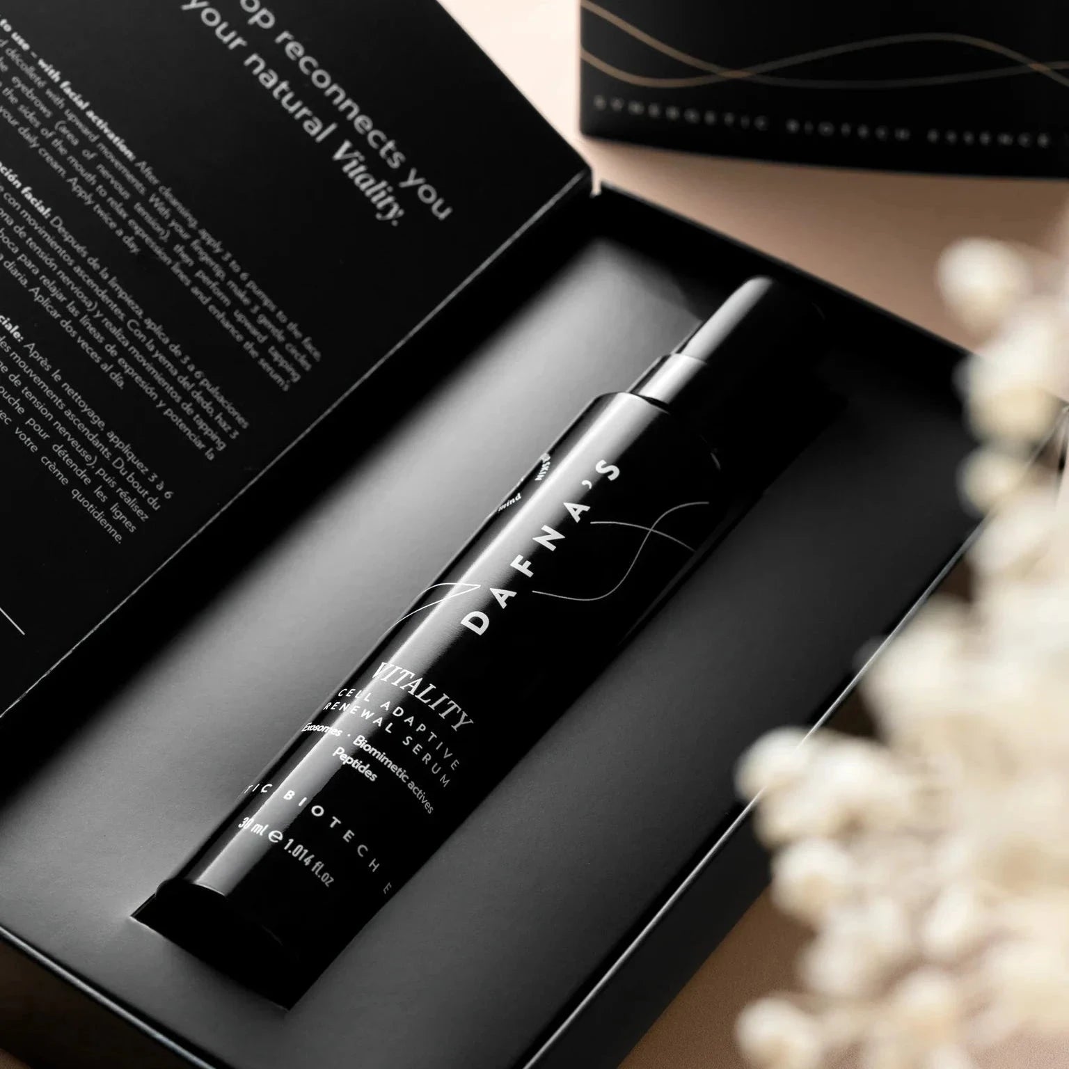 Vitality Serum von Dafna's in schwarzer Verpackung.