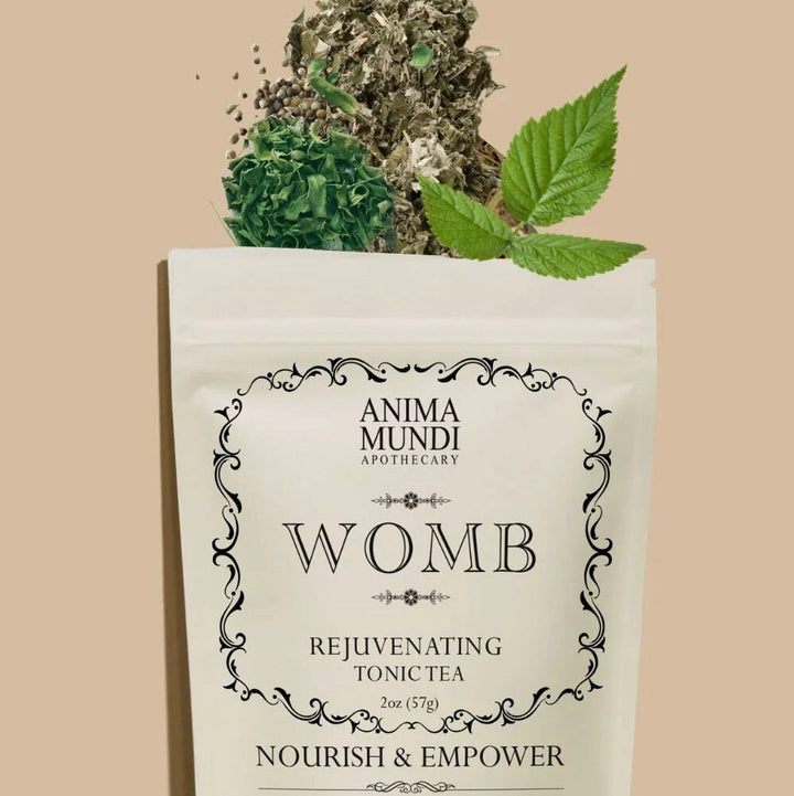 Loser Tee, grüne Blätter und Brennesslblätter aus einer Anima Mundi Womb Tee Tüte ausgeschüttete auf hellem Untergrund.