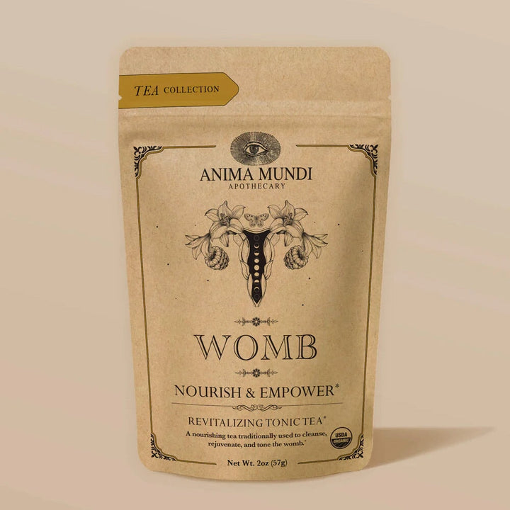 Anima Mundi Womb Tee Tüte steht vor hellem Hintergrund.