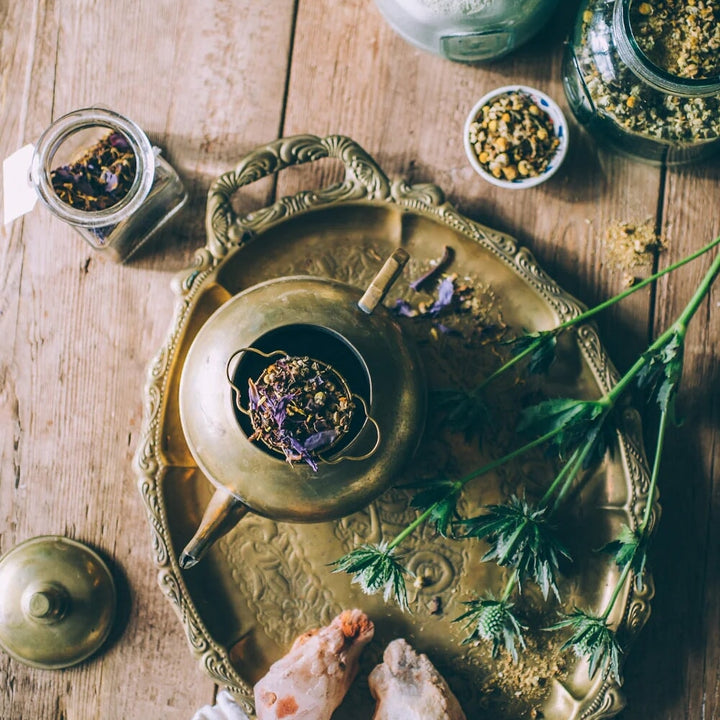 Wooven Brass Large Tea Strainer gefüllt mit Blütenblättern in einer Messingkanne aus der Vogelperspektive.