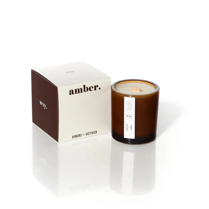 Duftkerze 140g - wxy.de Amber mit Hinoki + Vetiver vor weißem Hintergrund