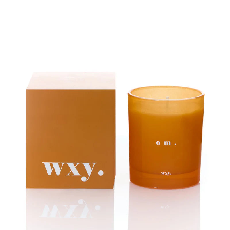 Kerze om on wxy. daneben Produktverpackung.