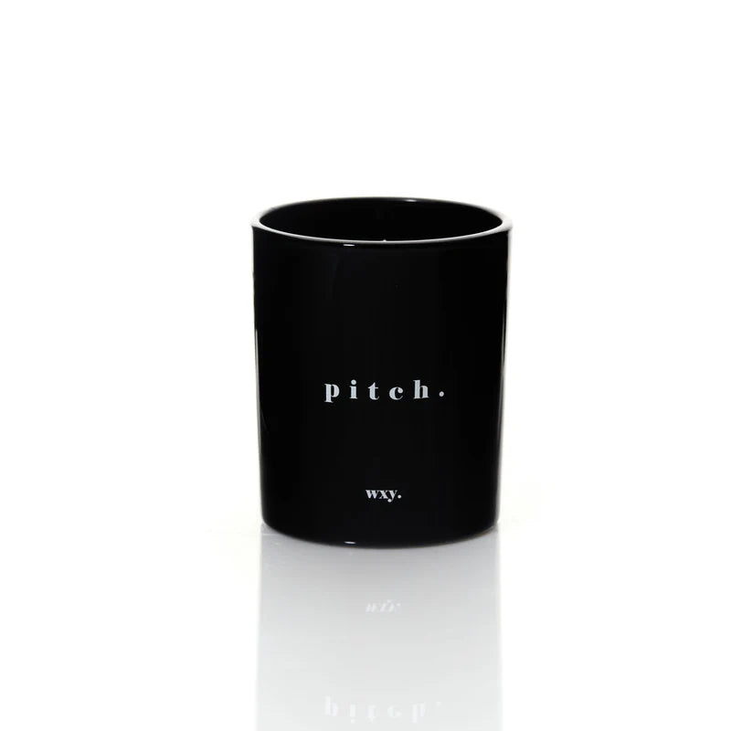 Kerze pitch im schwarzen Glas von wxy. 