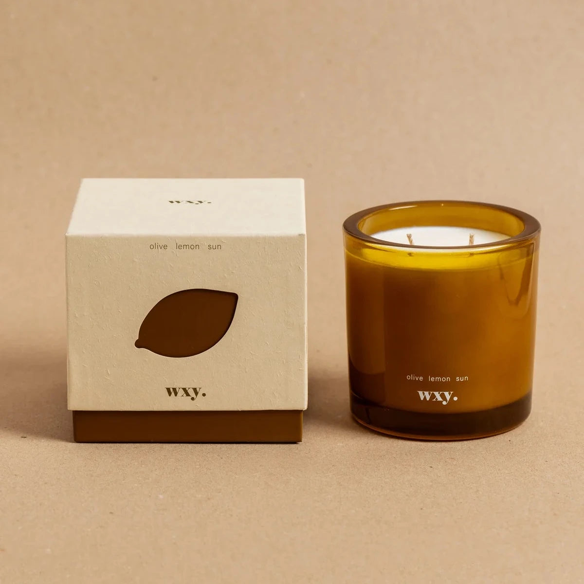 Doppeldochtkerze roam. von wxy., daneben Produktverpackung.