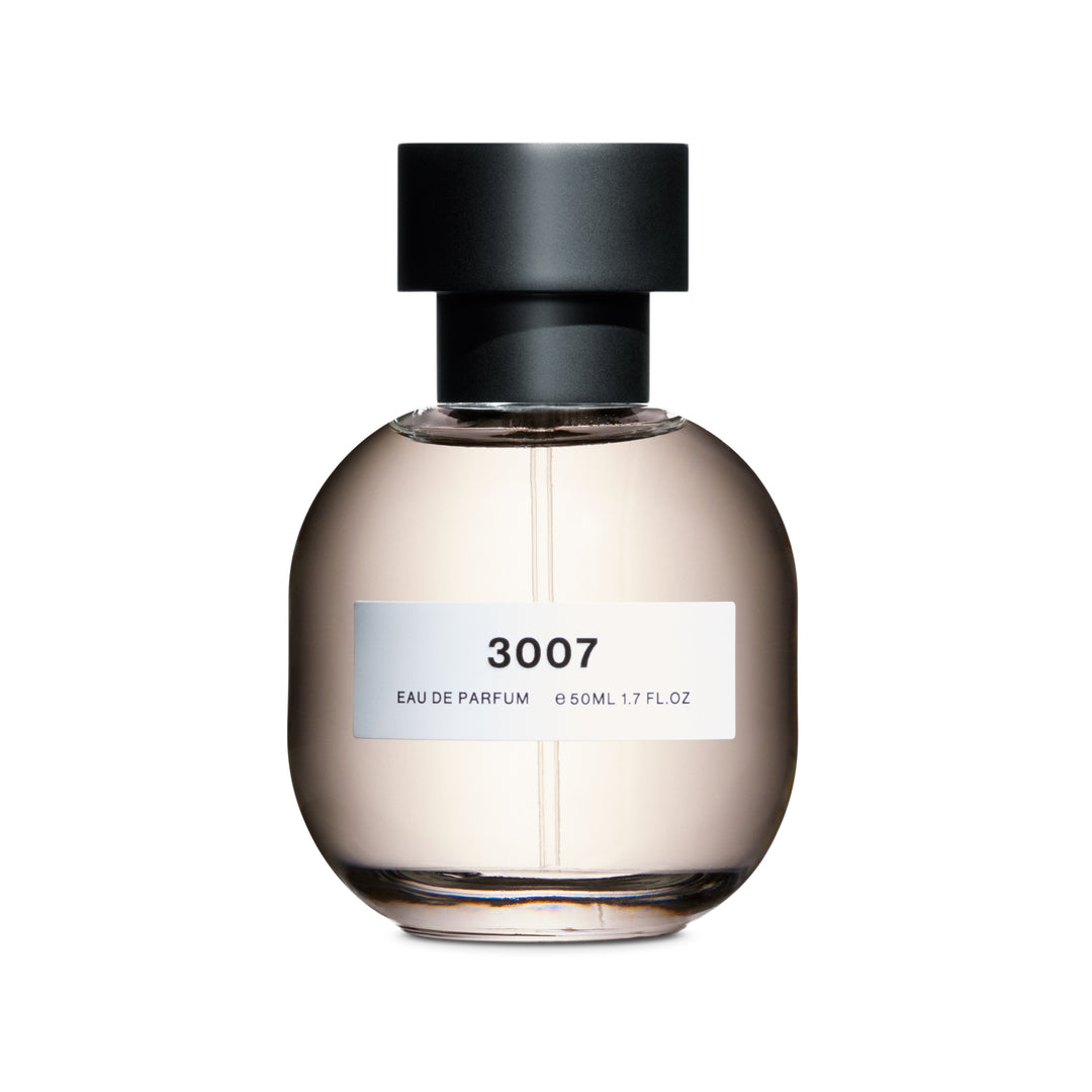 3007 Parfum Zerstäuber Glasflasche mit schwarzem Deckel von son venin steht vor hellem Hintergrund.