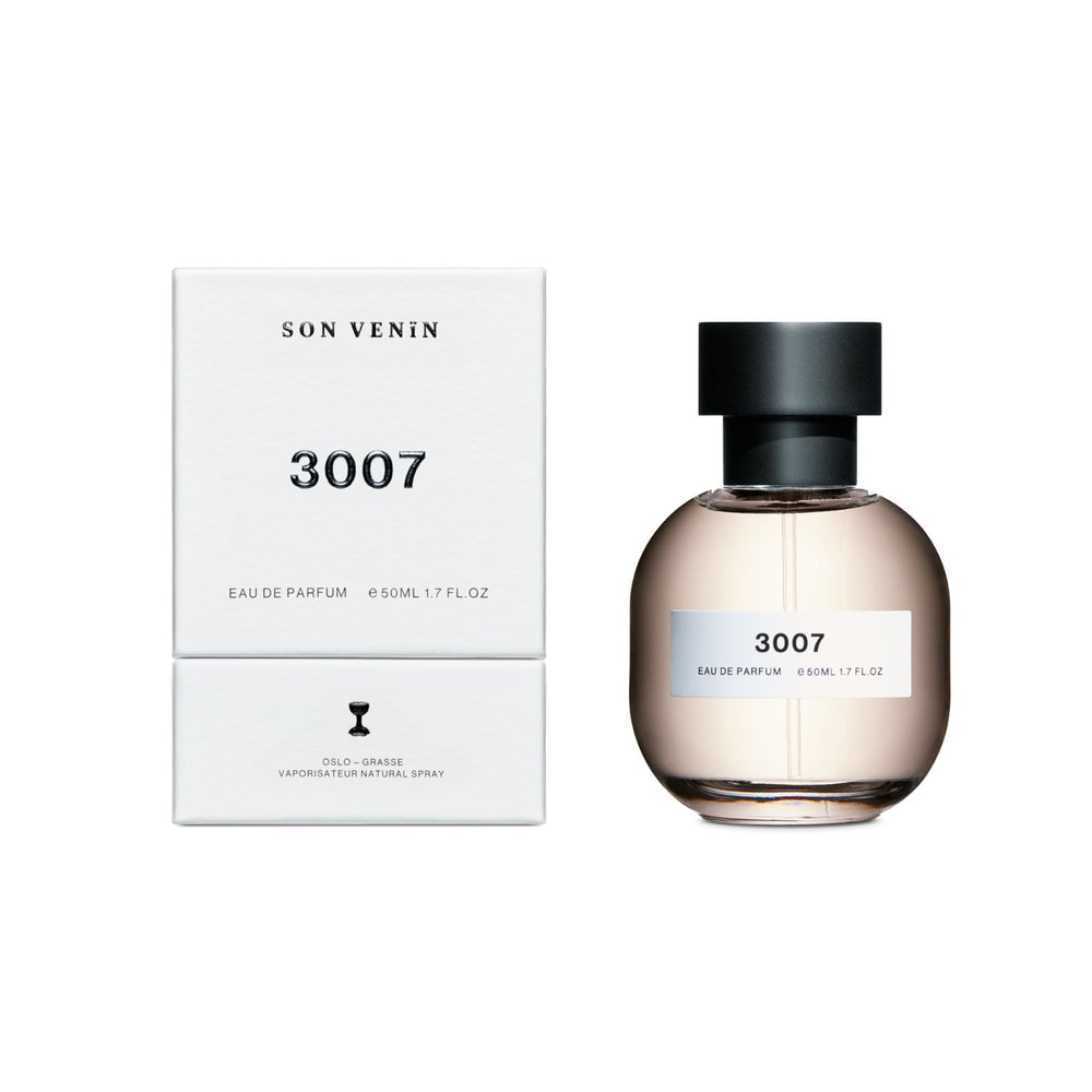 3007 Parfum Zerstäuber Glasflasche mit schwarzem Deckel von son venin steht neben der Produktverpackung.