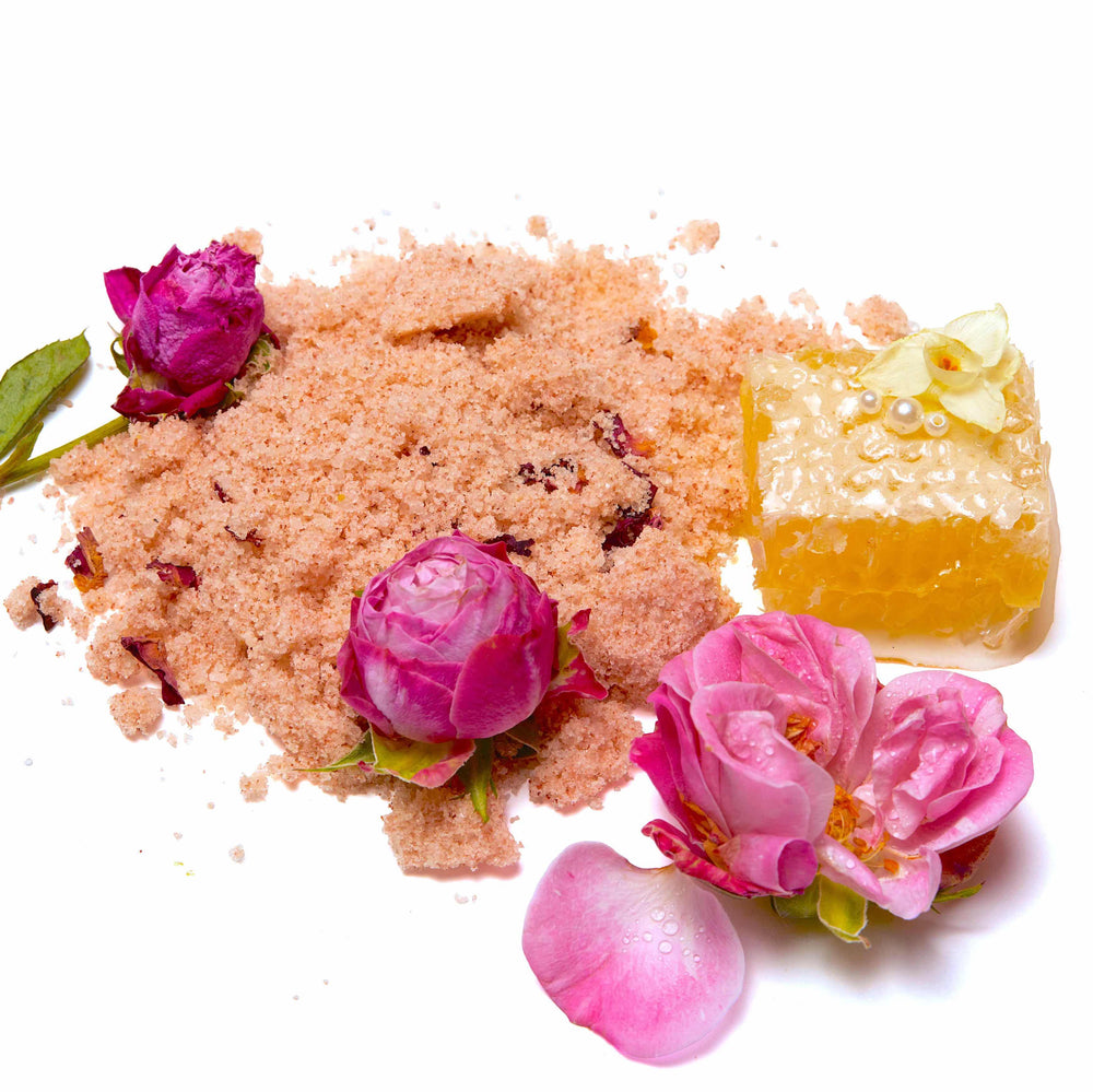 Agent Nateur Holi Bath Textur mit pinken Rosen und Seife mit gelber Blüte